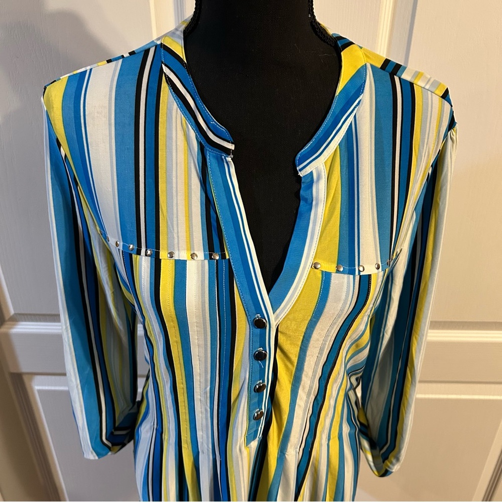 Beautiful Tunic Style Blouse - Picture 2 of 4